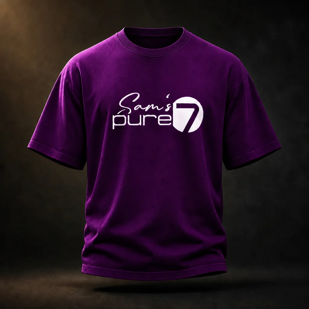 Purpurfarbenes T-Shirt mit weißem Sam's-pure-7-Logo auf der Brust